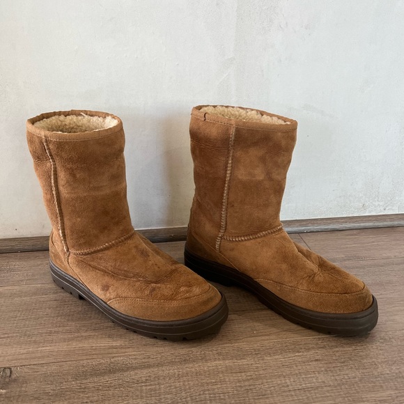 UGG • chestnut brown short boot size 9 - Picture 2 of 7